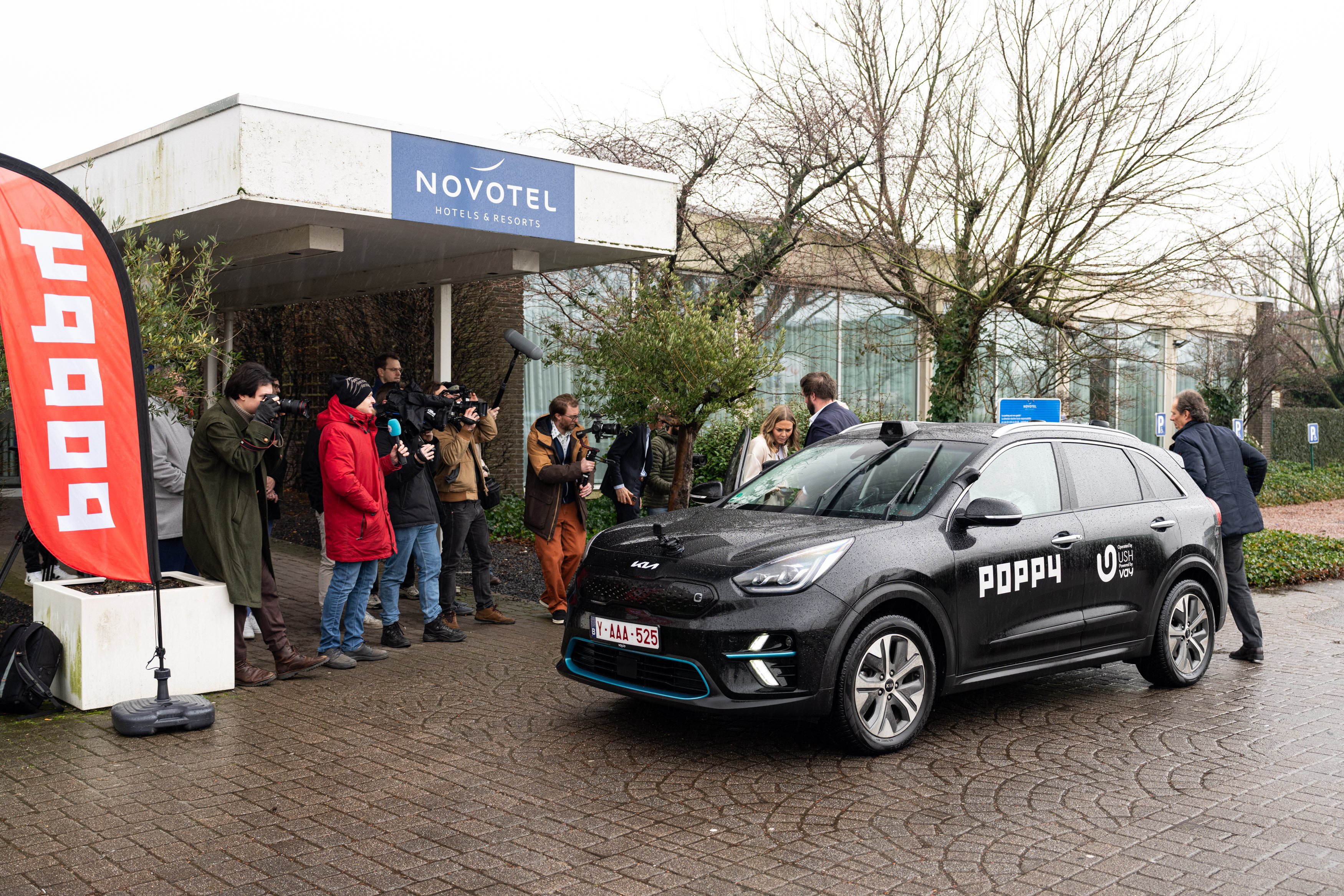 Poppy devant Novotel