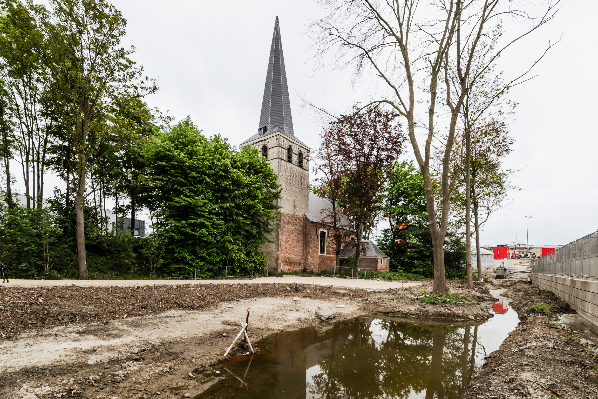 Oosterweelkerk kikkerperspectief