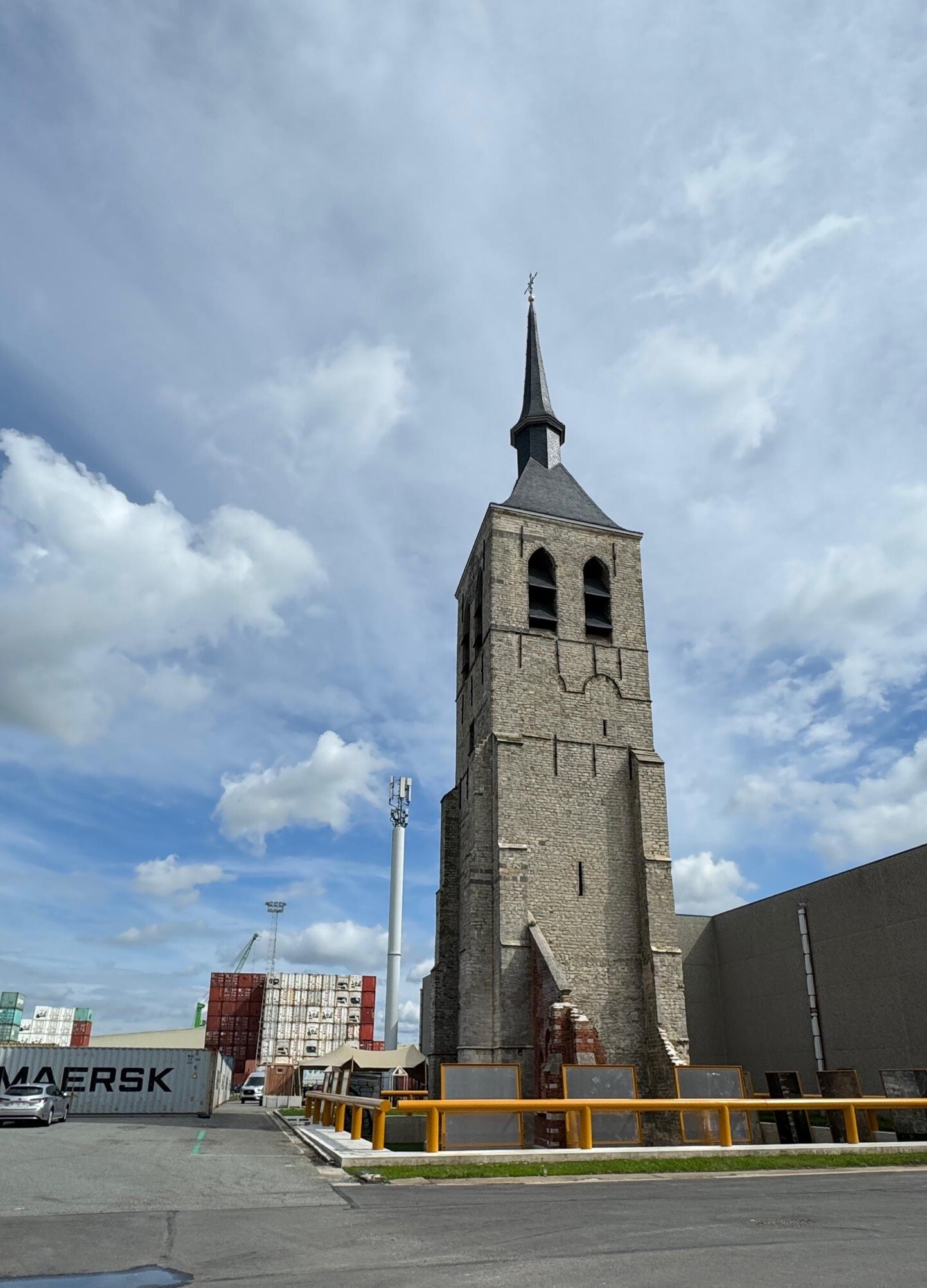 De kerktoren van Wilmarsdonk, midden in de haven, werd in ere hersteld. 